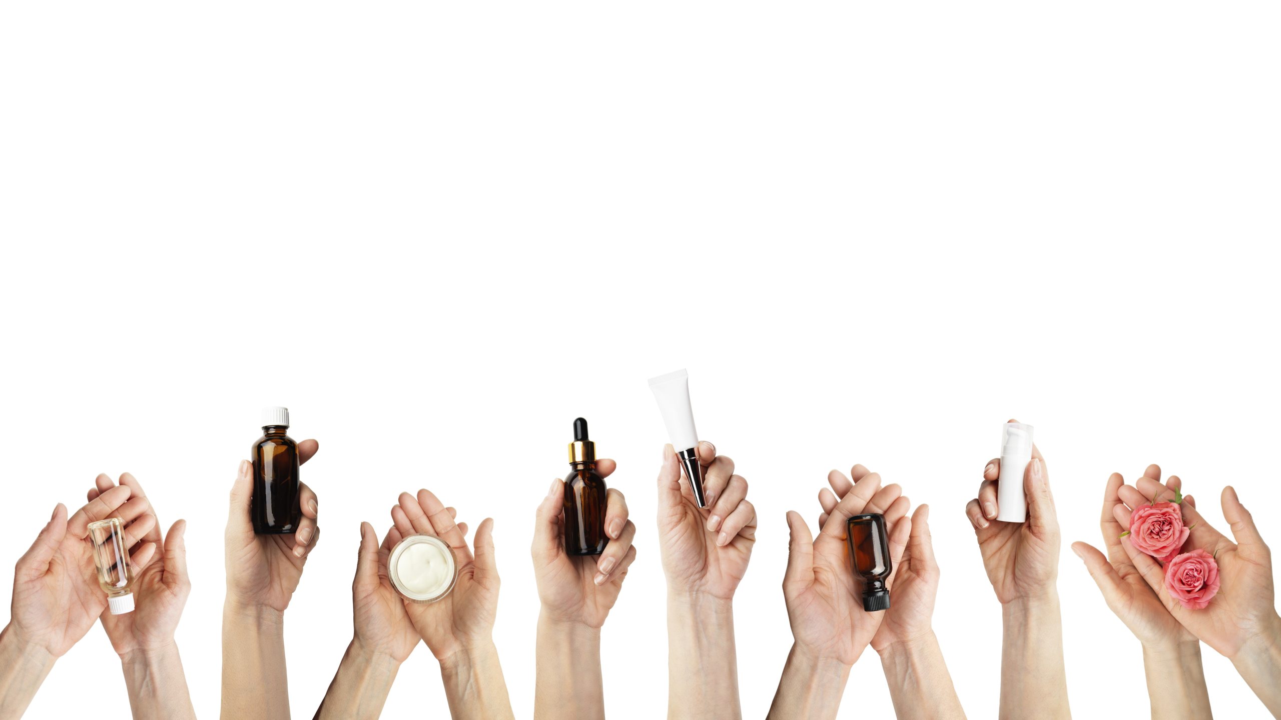 Belle Fontaine: Sanfte Beauty- und Pflegetrends female caucasian hands hold beauty cosmetisc products on white b